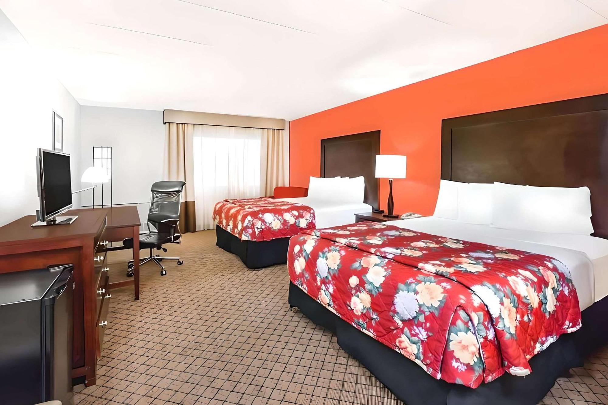 Clarion Hotel Lansing Bagian luar foto