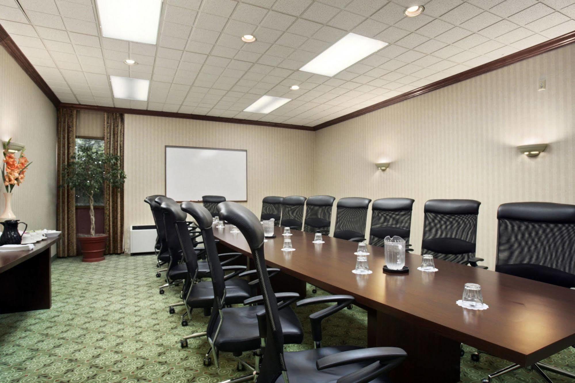 Clarion Hotel Lansing Bagian luar foto